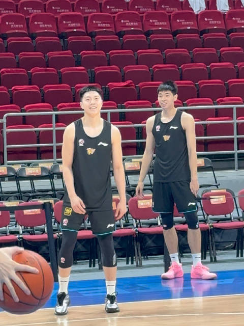 CBA季后赛京粤大战上午踩场训练，胡明轩、崔永熙、张皓嘉、萨林杰接力三分