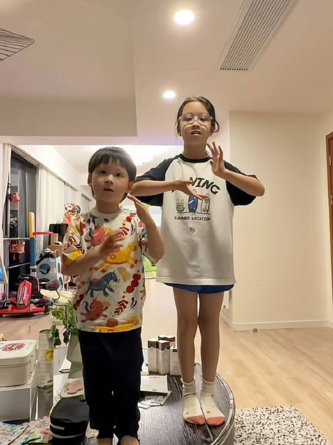 李嘉格儿女近照