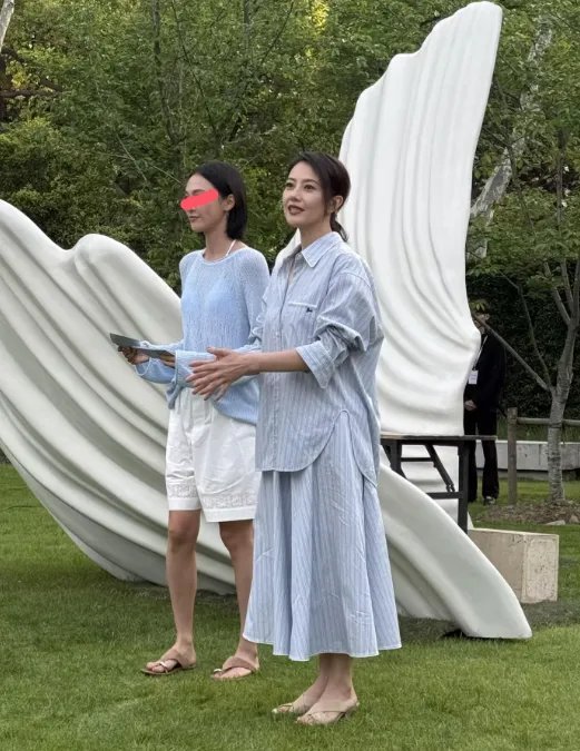 高圆圆是如何做到在46岁依然保持自然年轻的体态和状态？