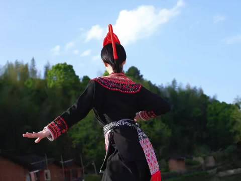 蓝盈莹演绎畲拳非遗招式行云流水展现武侠片感