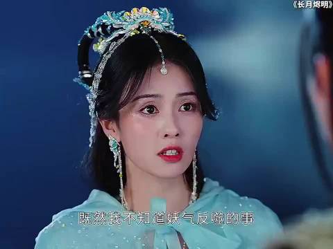 女子树上摘果掉落被丈夫接住,婚后生活甜蜜