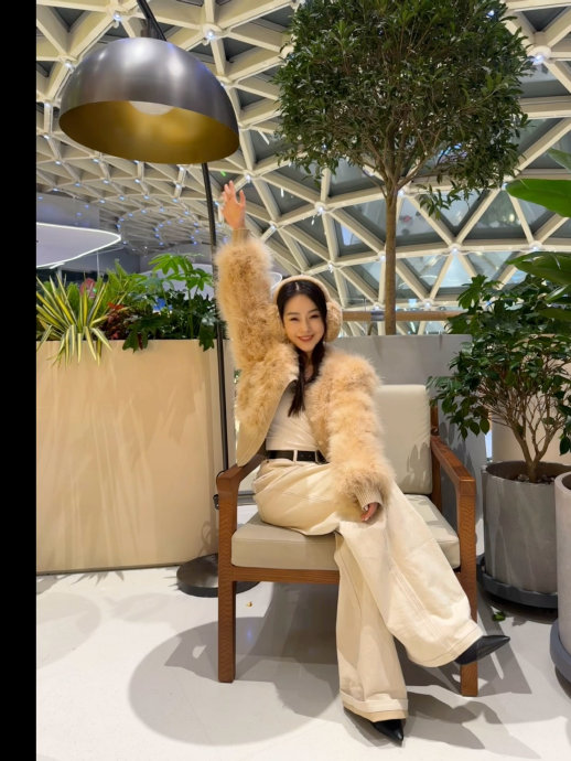 除了写作，还有哪些活动适合在清晨进行以获得类似的“抽离感”和专注力？