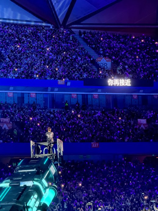 谢霆锋演唱会上使用的悬浮机械臂舞台科技，造价和设计细节如何？