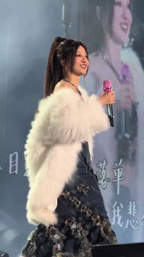张韶涵活力舞台造型与篇章精神完美契合