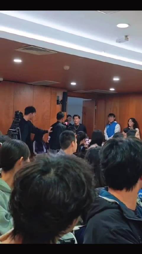 清华校友奥运冠军苏翊鸣现身校园，少年气十足