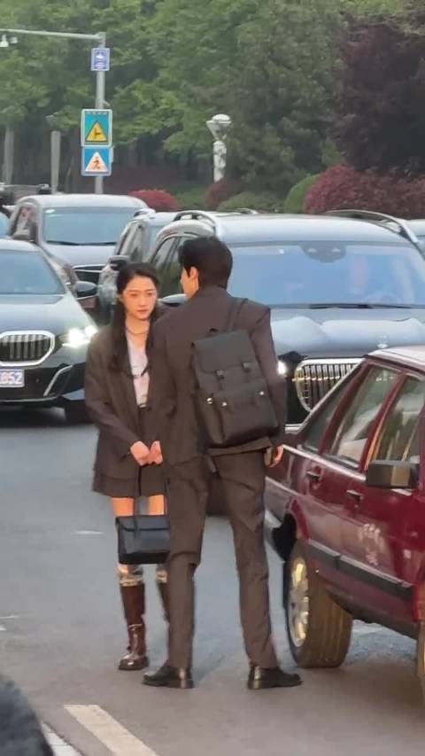好家伙关晓彤林一一个腿比一个的长，我们知秋逢夏还是太权威了