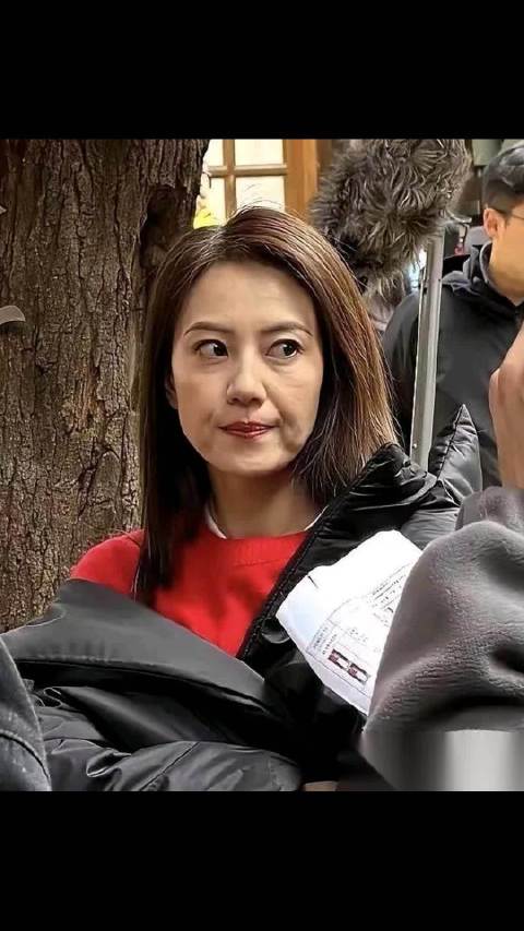 网友偶遇46岁高圆圆状态佳显成熟魅力
