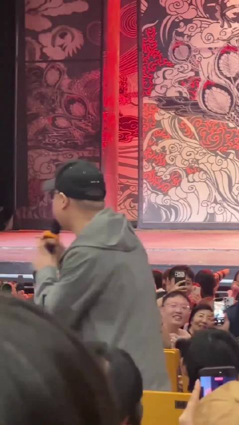 岳云鹏大家都在找明星我还以为刘德华来了，原来大家都是在看我