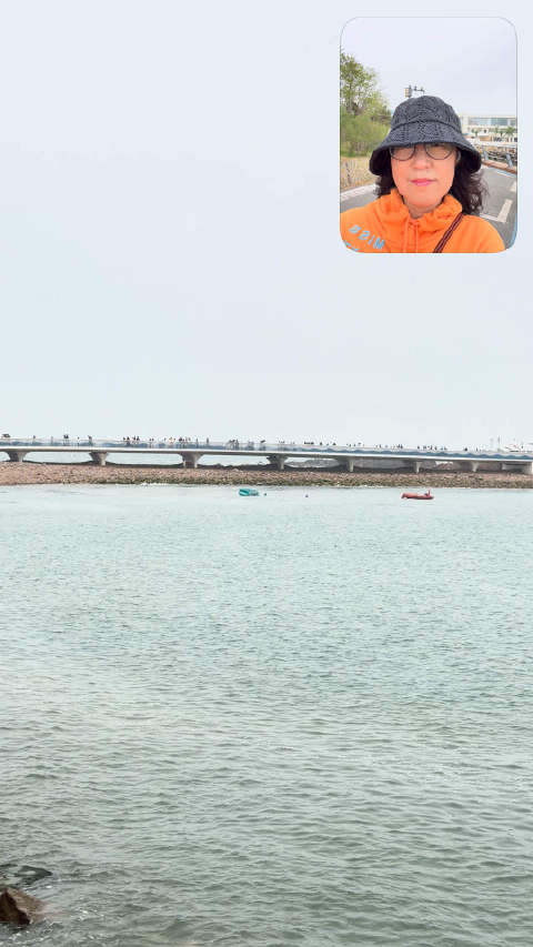 五一假期尾声小麦岛游客不减，市民偶遇于和伟高圆圆新片取景