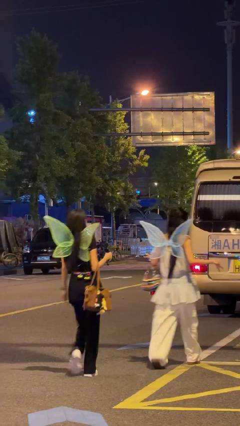 花蝴蝶四人都背了蝴蝶哎，期待孙怡 江语晨 李斯丹妮 宋妍霏