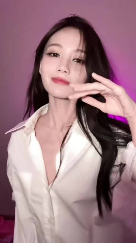 李一桐是怎么做到美成这个样子，真的每看一遍都会被他美的而沦陷