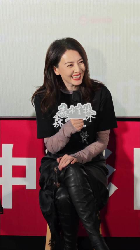 高圆圆路演兑现拥抱承诺，粉丝感动落泪