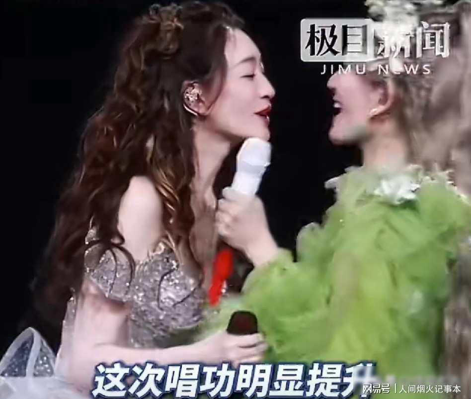 双向奔赴!李小冉偷偷现身谢娜演唱会，无声友情看哭全场观众|一路繁花|娱乐圈|李小冉|演唱会|谢娜