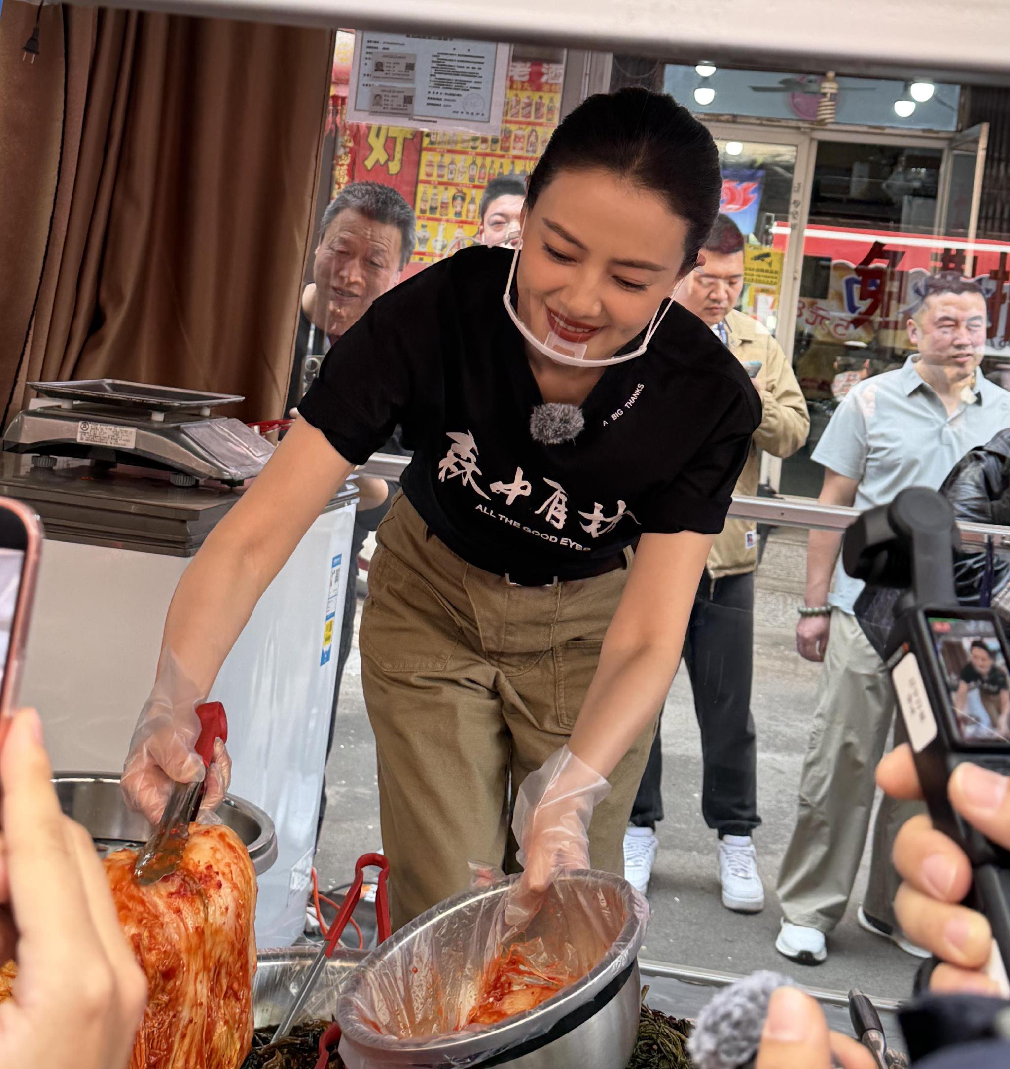 高圆圆再回亚明市场卖辣白菜