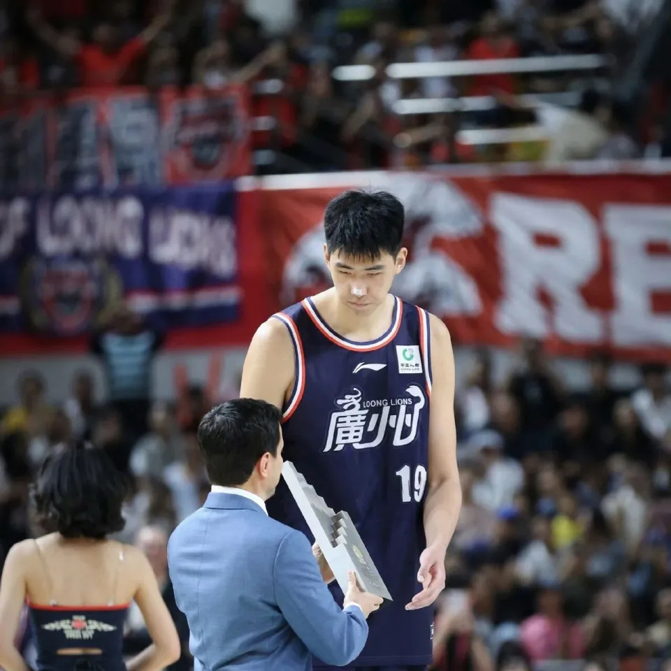 炸穿北美！徐昕获4支NBA球队试训邀请，马刺瞄准“中国文班亚马”