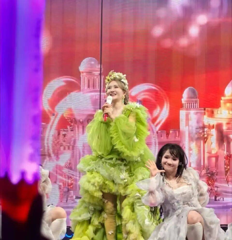 谢娜成都演唱会名场面不断,林志颖同框合唱,李小冉贴脸亲吻
