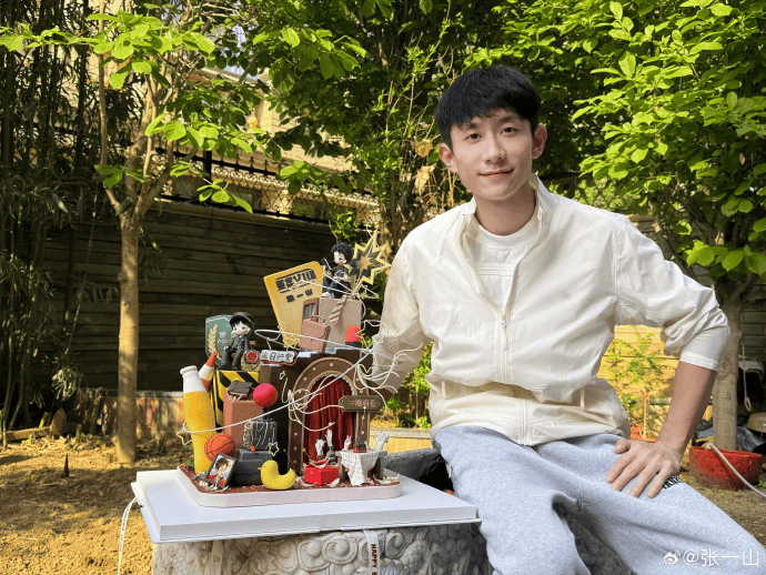 张一山34岁生日幸福满满！杨紫连续22年亲人式祝福