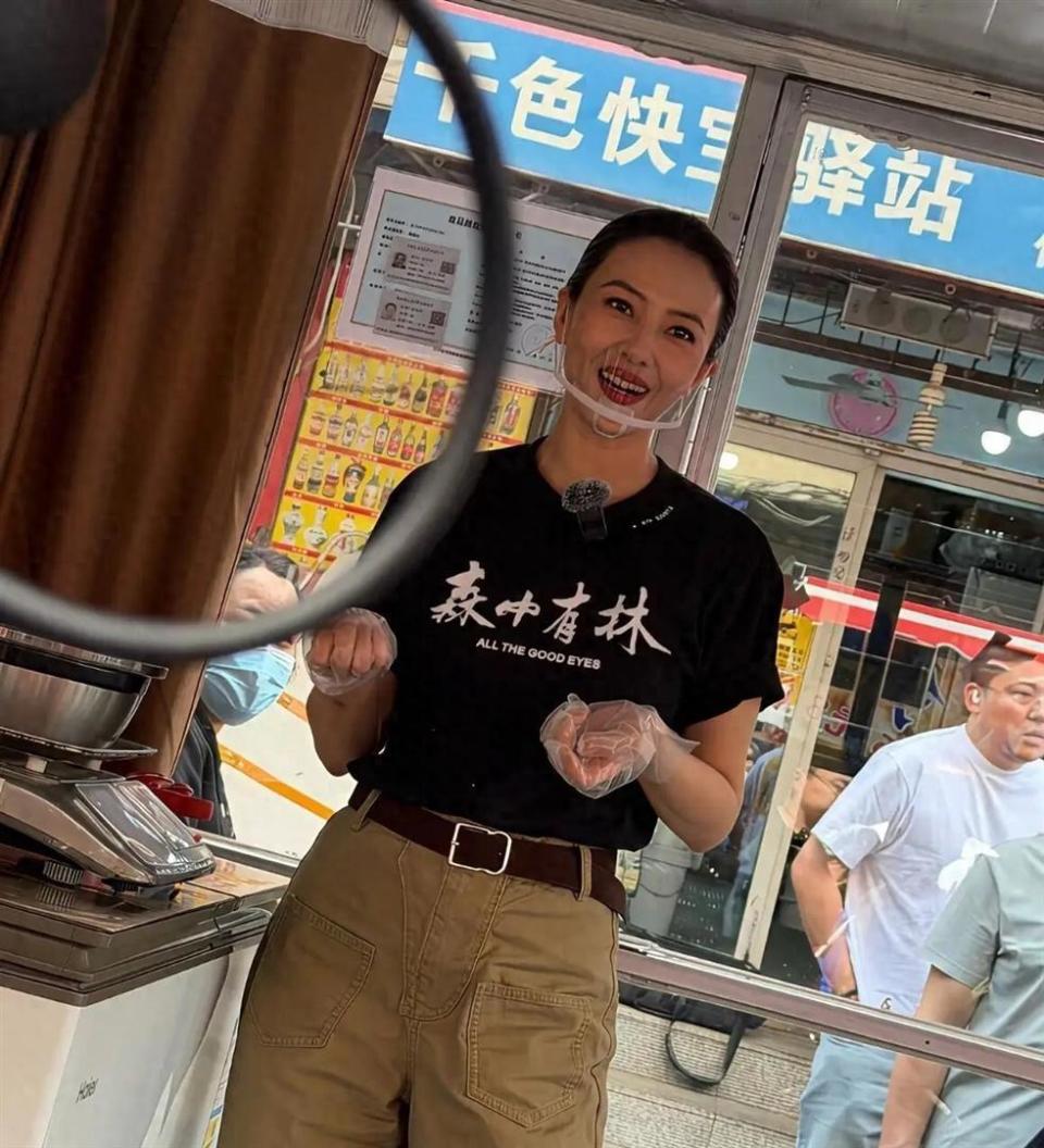高圆圆变身辣白菜摊主,暖心互动为新片森中有林预热