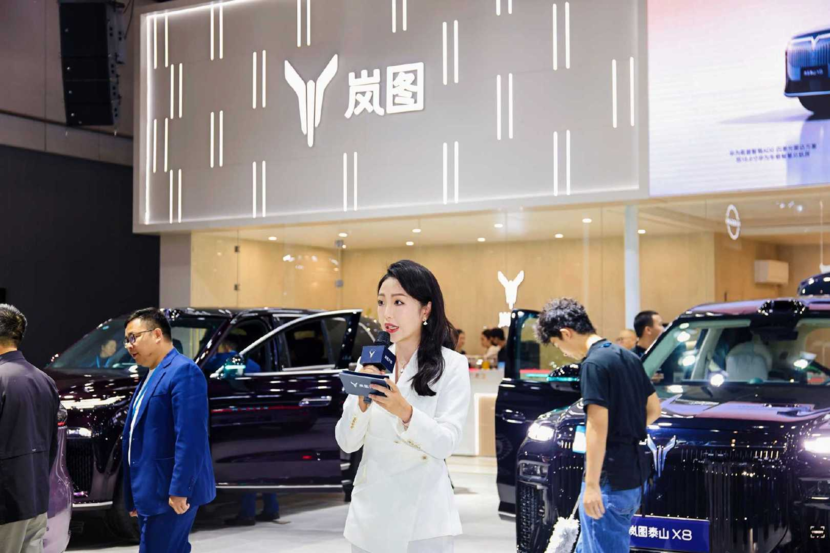 岚图汽车亮相2026成都五一国际车展泰山X8一键成床成焦点