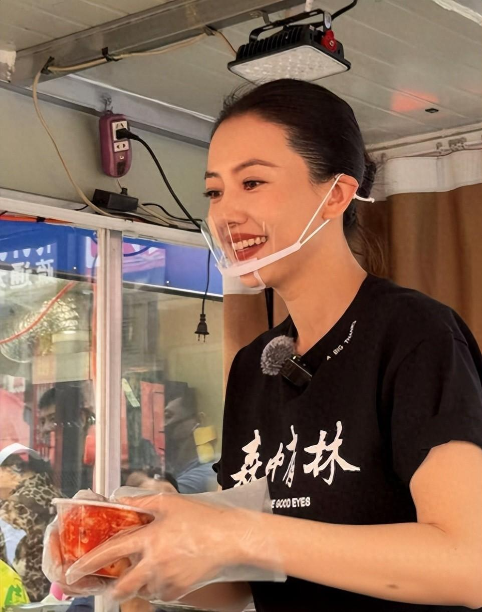 高圆圆现身沈阳菜市场，为《森中有林》路演，卖辣白菜尽显初心|森中有林|沈阳市|菜市场|路演|辣白菜|高圆圆