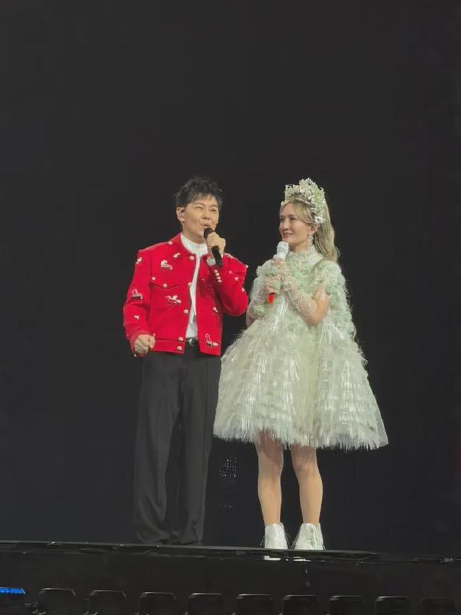 李小冉和谢娜合唱《心愿便利贴》，演唱会惊现不老男神林志颖