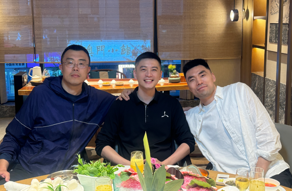 杨鸣晒和辽篮二老聚餐合影 感慨：一个时代结束了