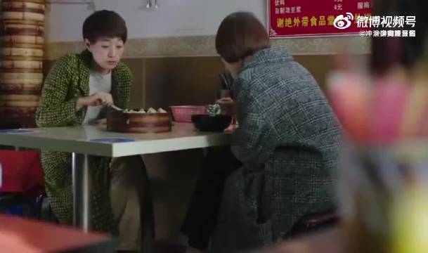 市民打包剩包子备餐,称一口肉一口饭才踏实