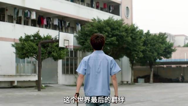 母亲责骂朋友铁棍相向，打工青年走向楼顶