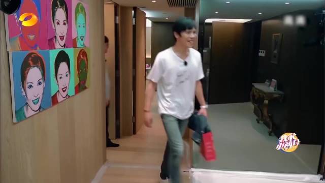 郭碧婷爸爸进门就开始参观家的布局，向佐一脸慌张，急忙附和！