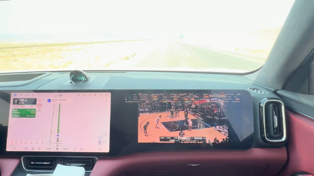 夫妻自驾游妻子开车丈夫看NBA赏景