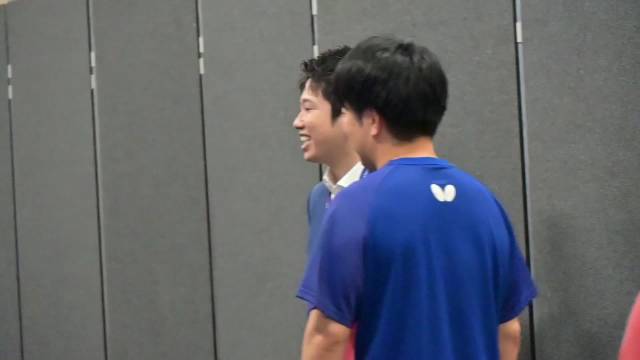 男团1/4决赛前，水谷隼在后台跟日本男队聊几句 cr.东电