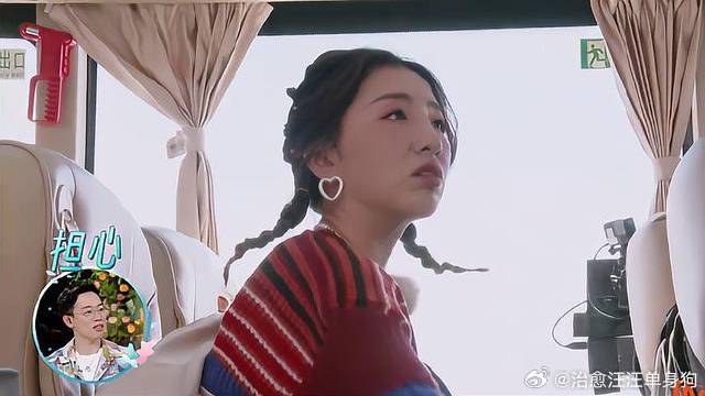 蒋勤勤贴心照顾，扔哈达许愿