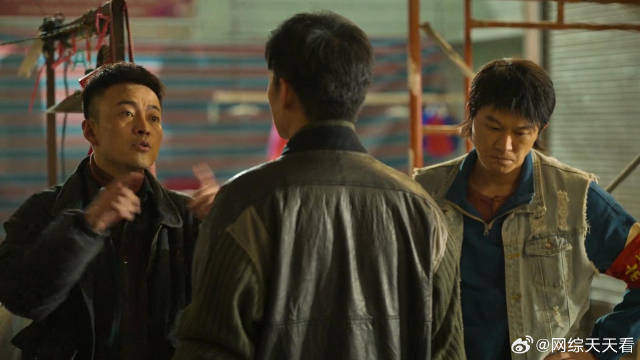混混瞧不起小警员 得知他的真实身份后，当场就吓傻眼了