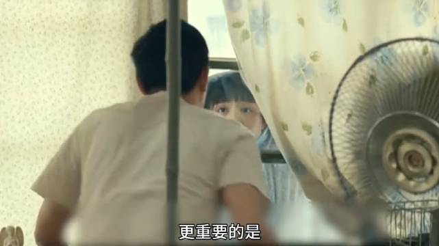 从外面找个妹子回家，把女友关在屋外还拉上窗帘？张家辉张静初这是哪一出？