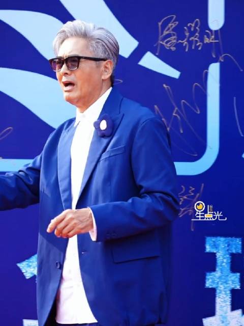 周润发坚持不染发不植发，白发省下钱够买香港小两居