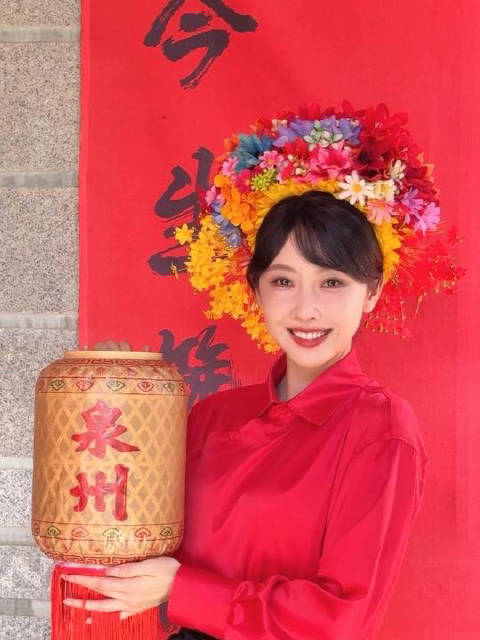 宣璐泉州非遗簪花造型亮相闽南古厝