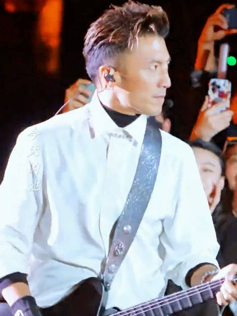 给你一个眼神自己去体会，惹怒了锋哥后果很严重！