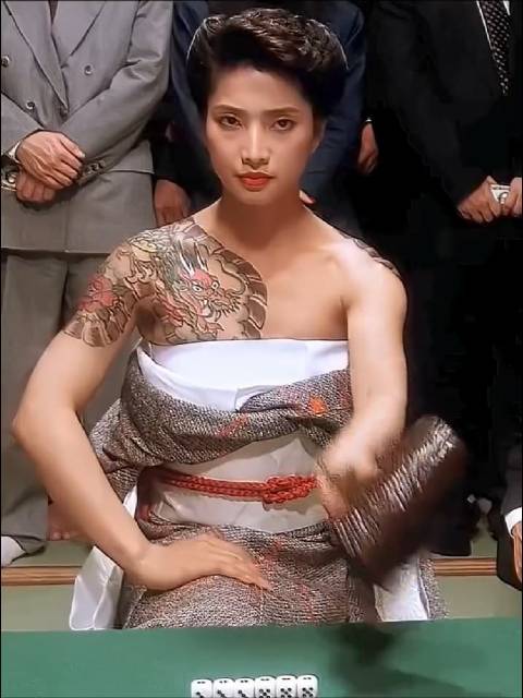 港片封神名场面！西协美智子的纹身摇骰杀疯了