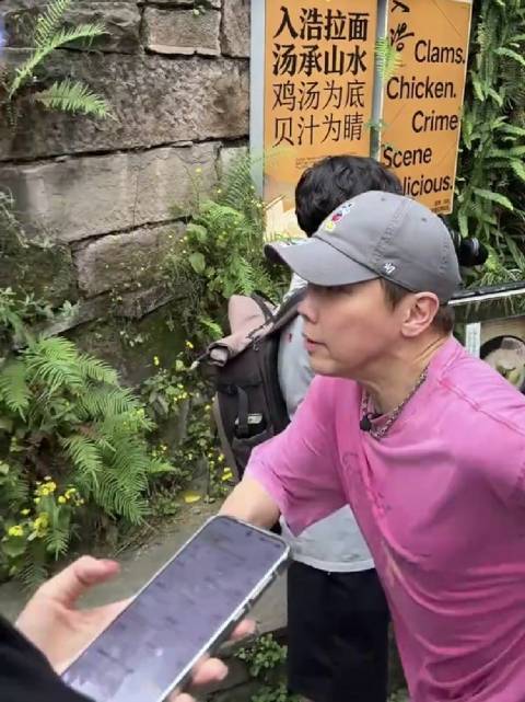 陶喆现身重庆下浩里引粉丝围观