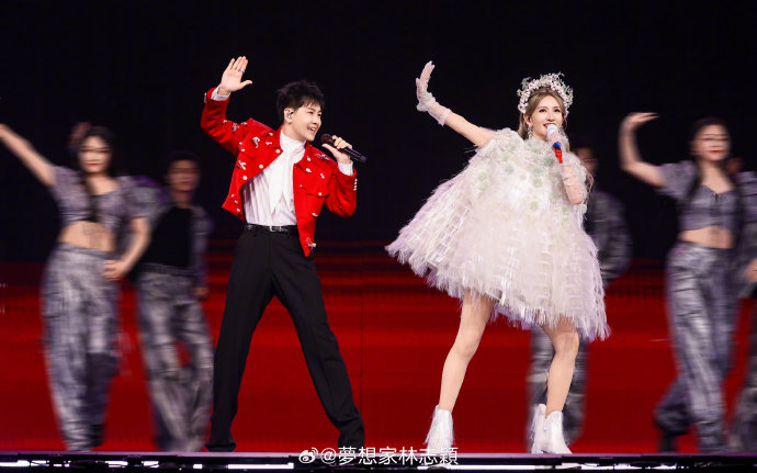 谢娜首场演唱会除了何炅还有哪些惊喜瞬间？