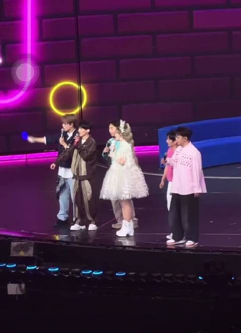 谢娜为快乐家族花篮留C位,何炅维嘉海涛到场独缺吴昕