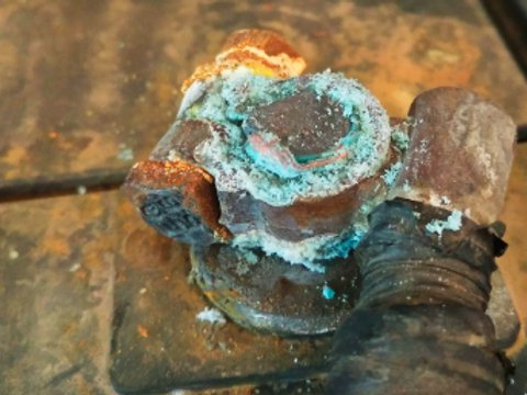 克服蓄电池“雨季病”，骆驼AGM启停电池为爱车稳定护航