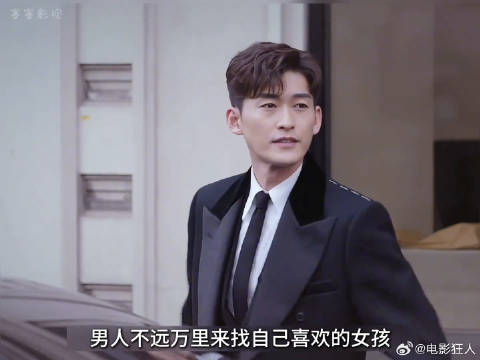 男人不远万里来找喜欢的女孩，不料情敌竟然比他抢先一步追了过来