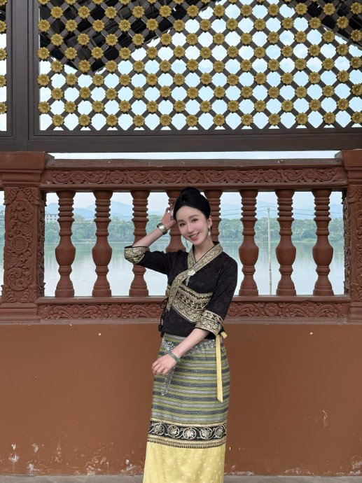 娄艺潇此次体验的傣族传统服饰有什么特别的讲究？