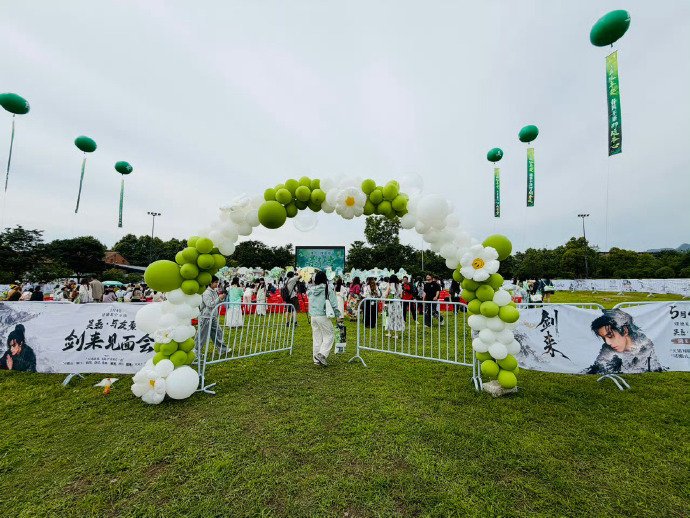 《剑来》中吴磊饰演的角色陈平安和建德这座小城有什么联系？