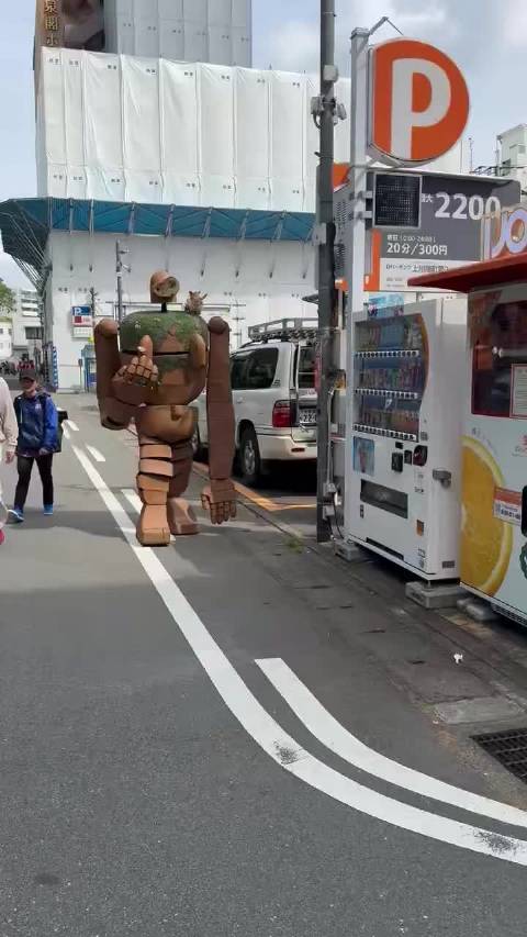 福冈咚打鼓节惊现天空之城机器人兵