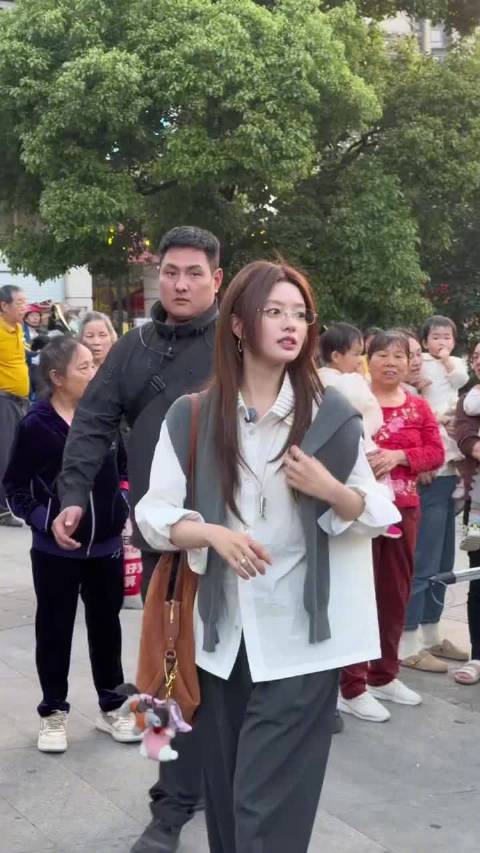 徐若晗推理全错引弹幕调侃，认真分析获桃花坞关注