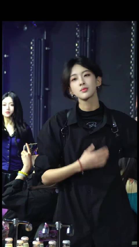眼里没有对金钱的欲望，只有对下班的渴望