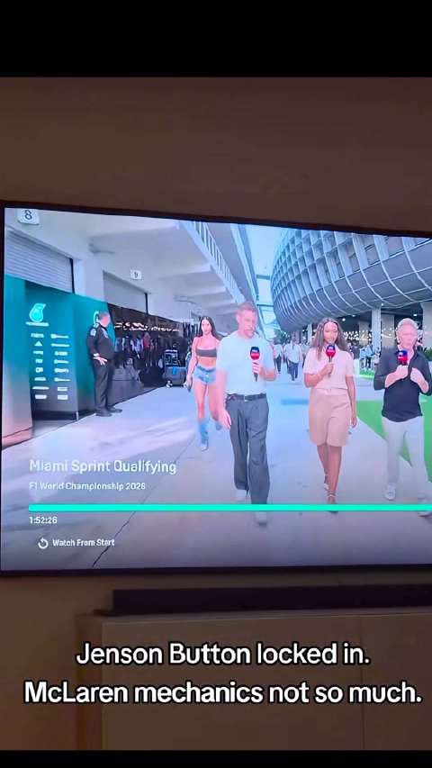 F1节目中辣妹走过镜头，巴顿专注工作人员笑