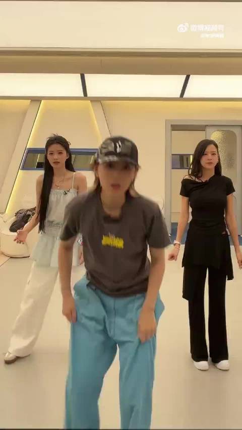 李斯丹妮带队演绎Delulu舞台惊艳